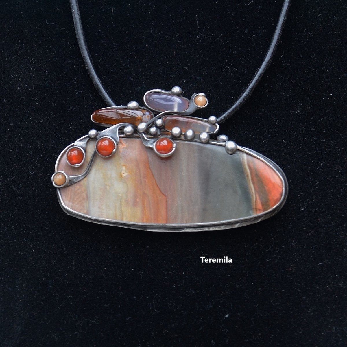 Země - jaspis polychrom, karneol