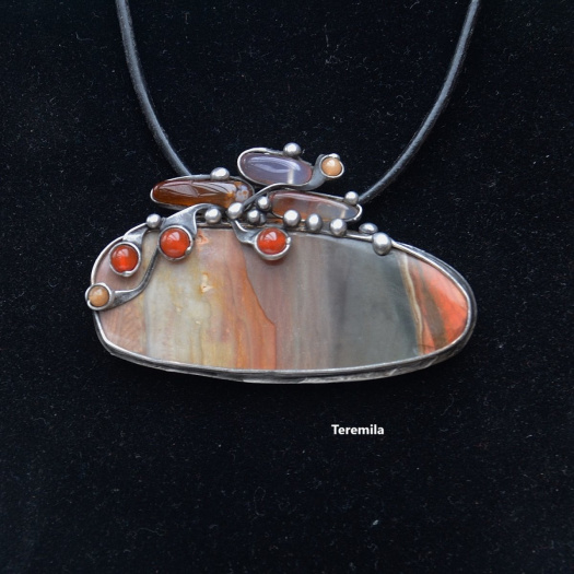 Země - jaspis polychrom, karneol