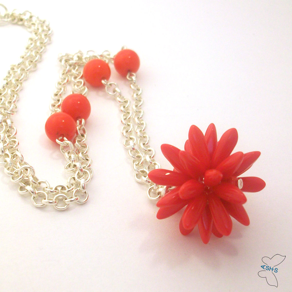 Sytě červený ježura