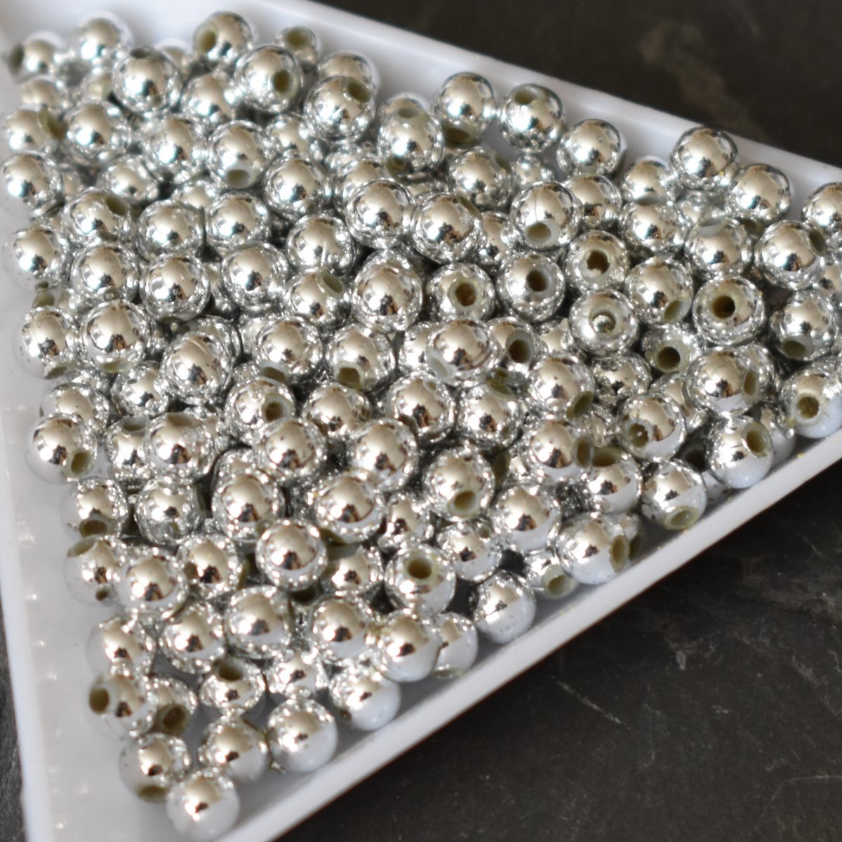 *Plastové korálky 4mm - stříbrné - 100 ks