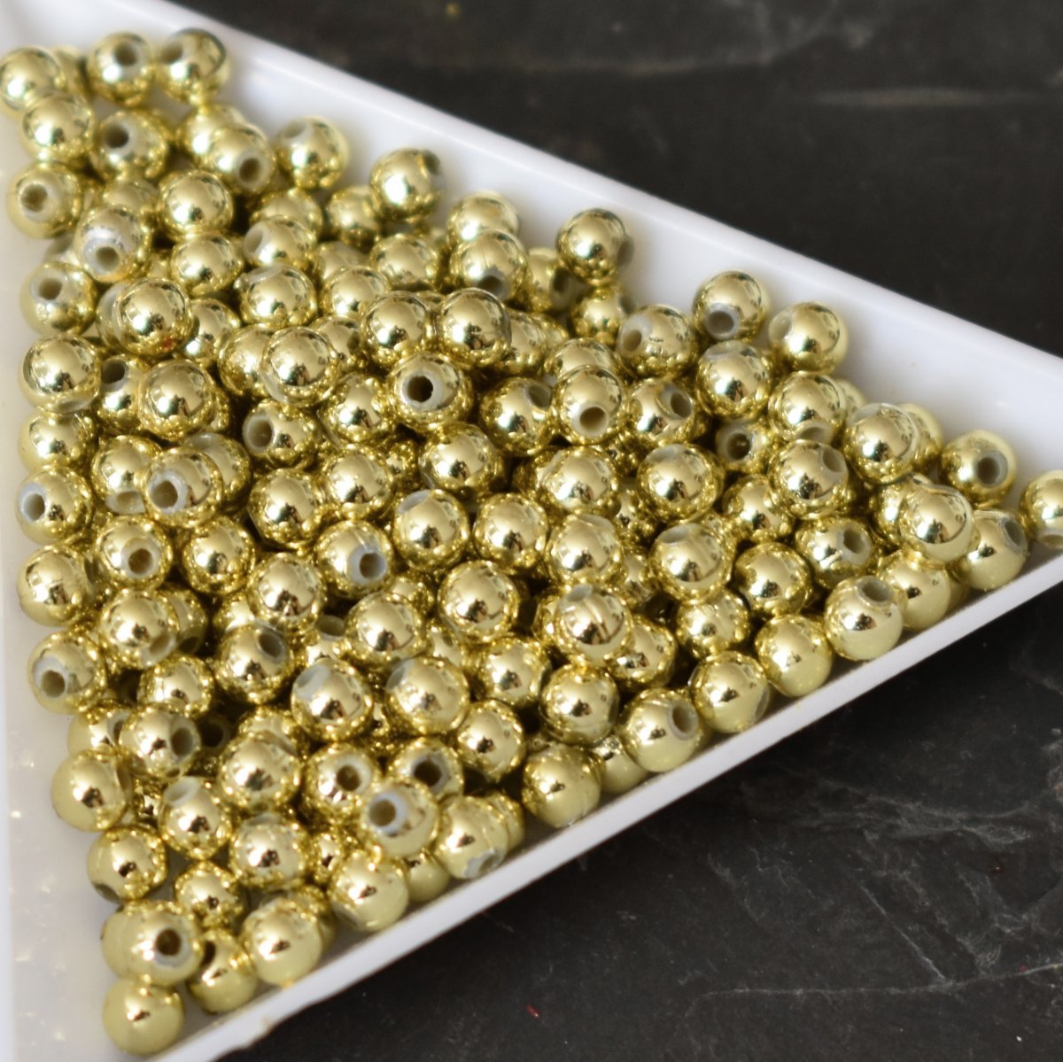 *Plastové korálky 4mm - zlaté - 100 ks