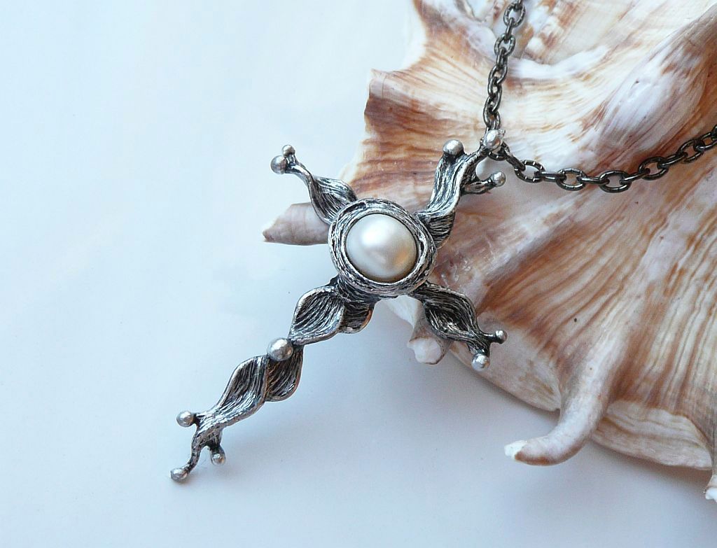 Propletený.. ( křížek s říční perlou)