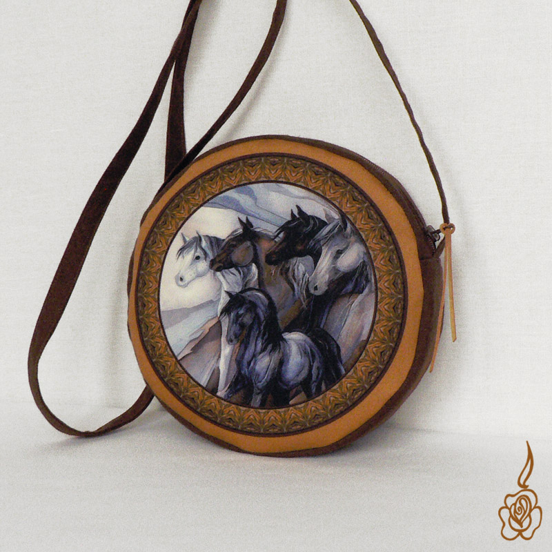 Kulatá kabelka s koňmi