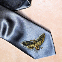 Antracitová ručně malovaná kravata-noční motýl