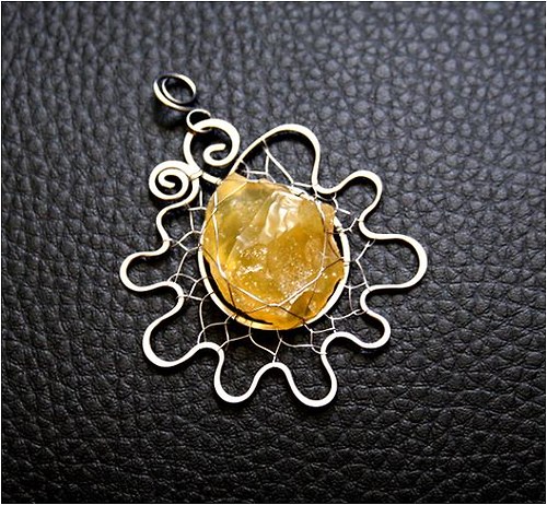 Tepaný přívěsek- ZLATÉ SLUNCE- OPÁL- hypoalergenní