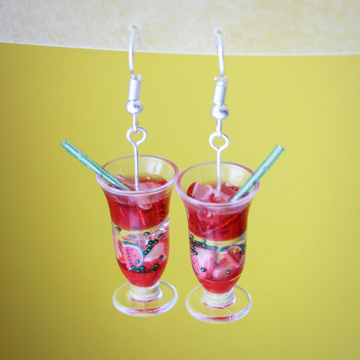 Jahodové koktejly, vtipné náušnice