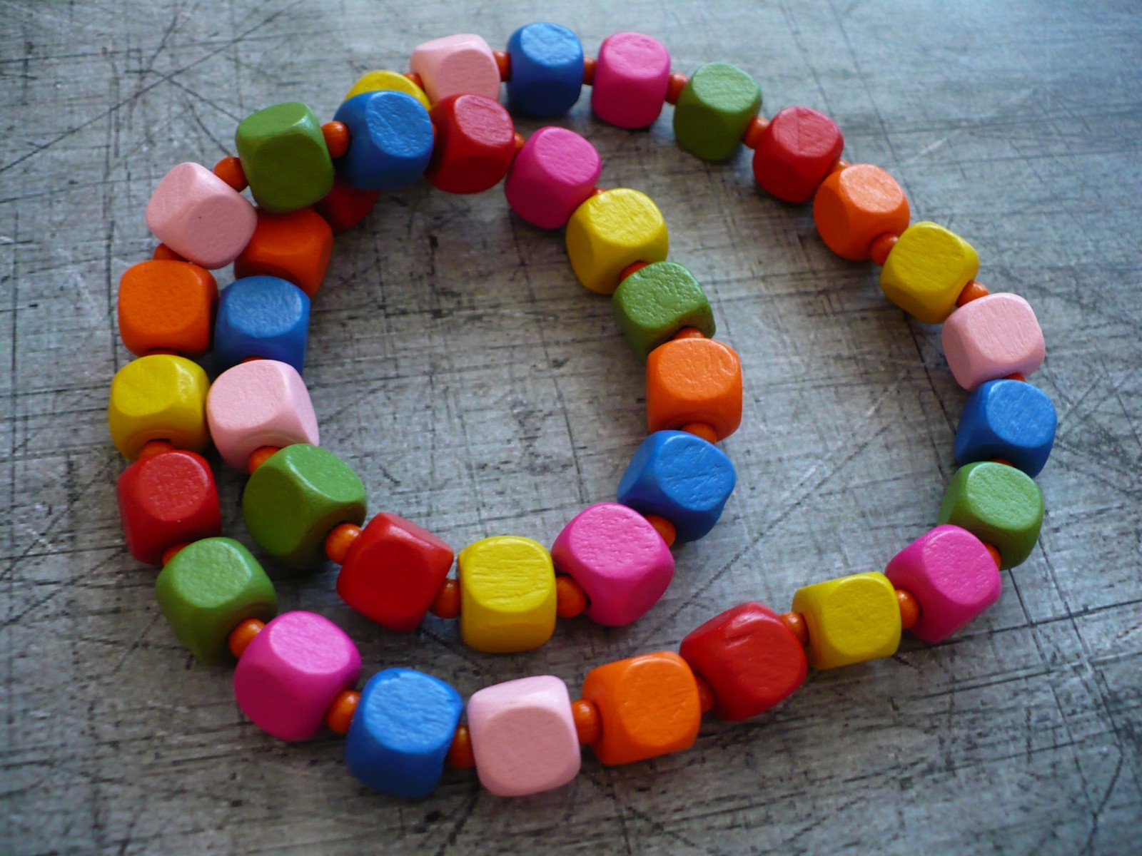 Barevné korálky 1 (kostičky)