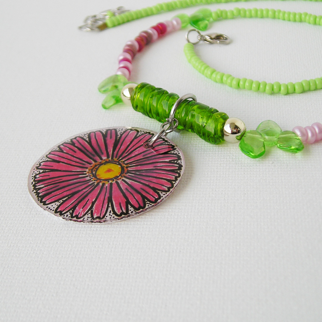 drobný náhrdelník s kopretinou