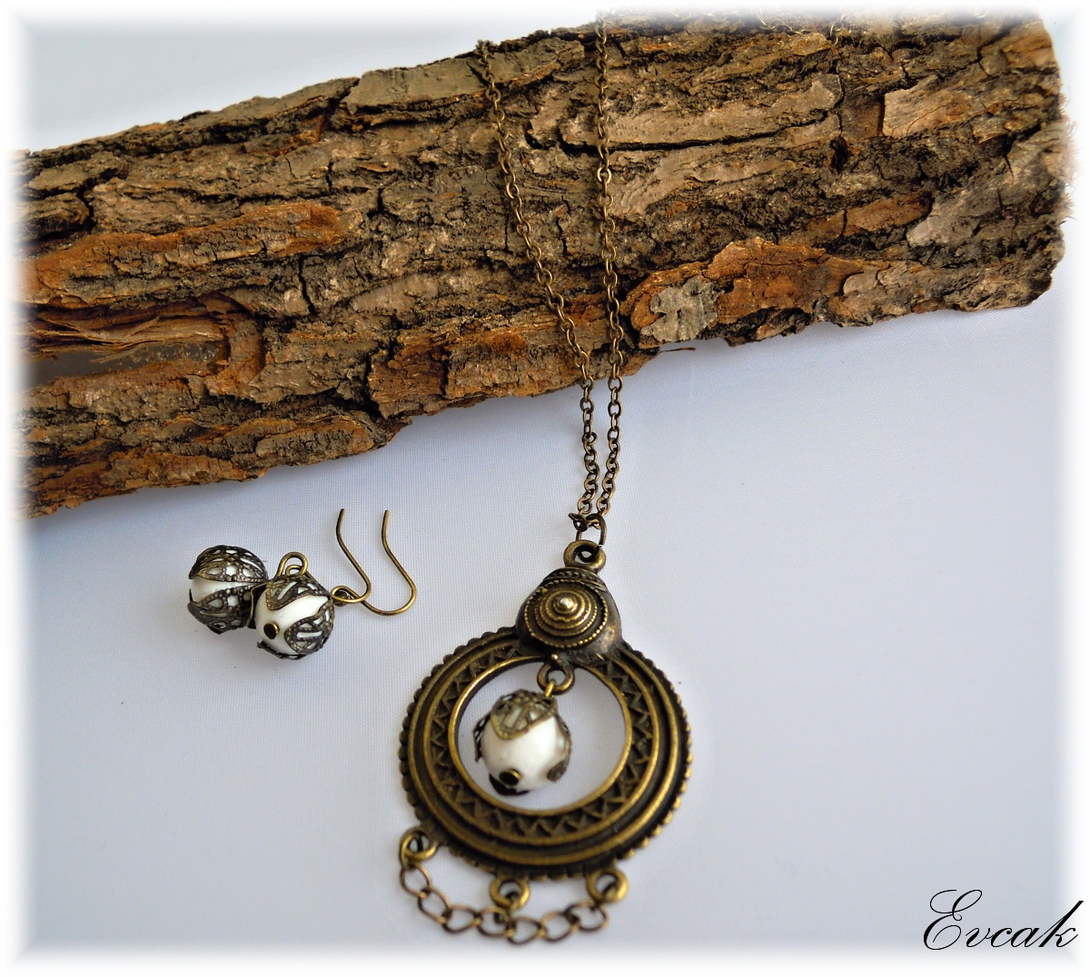 Starozlatá s bílým korálem