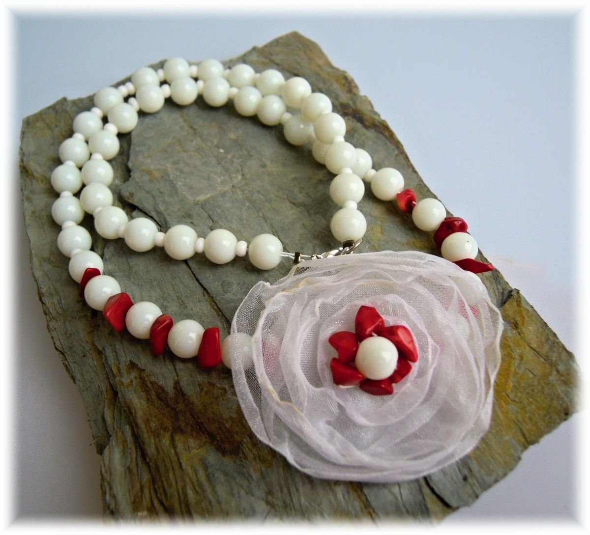 Bílý s korálem