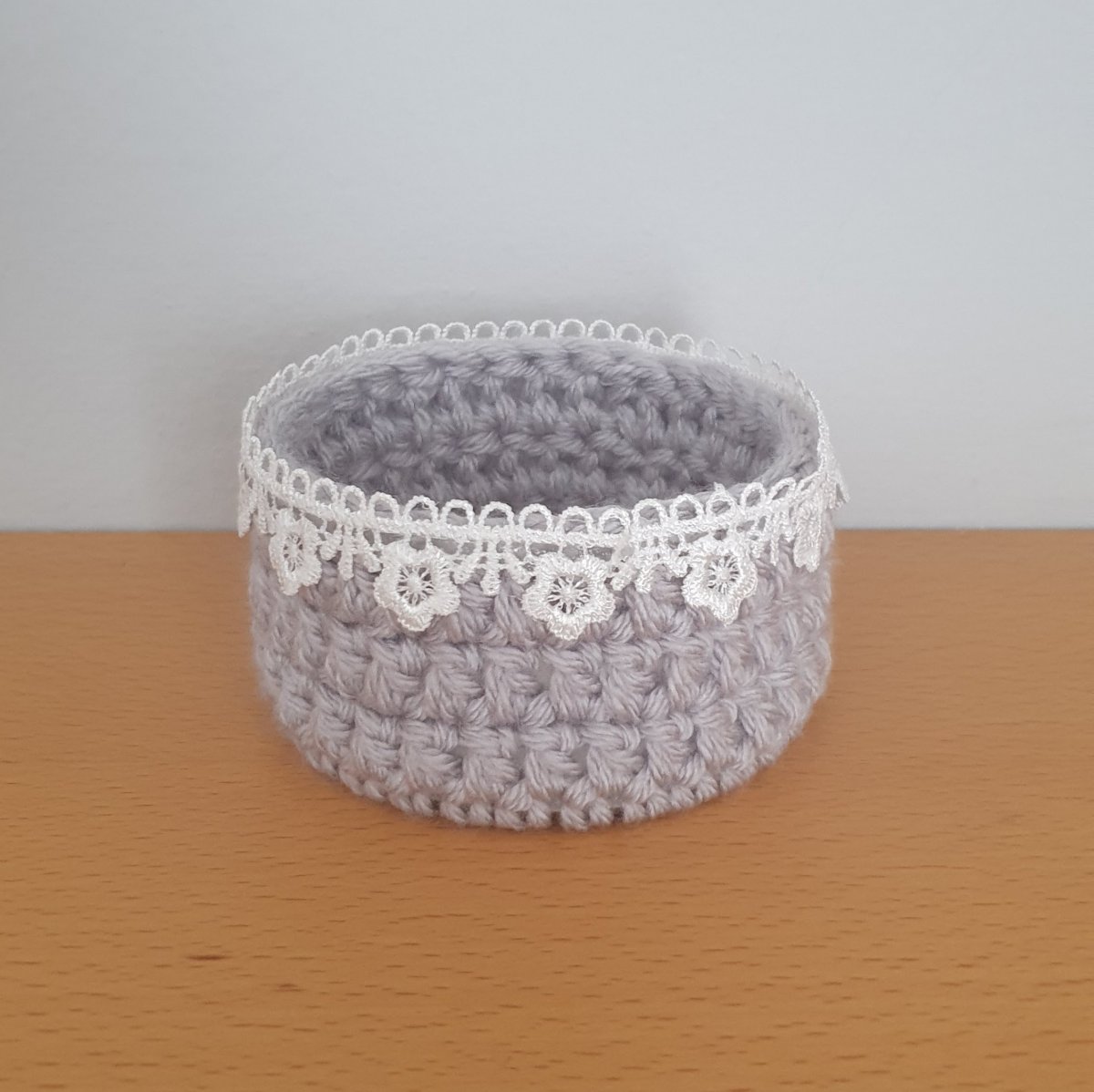 Košíček s krajkou šedý