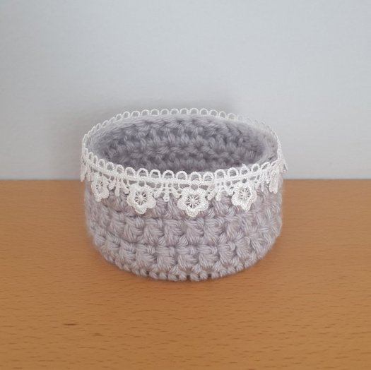 Košíček s krajkou šedý