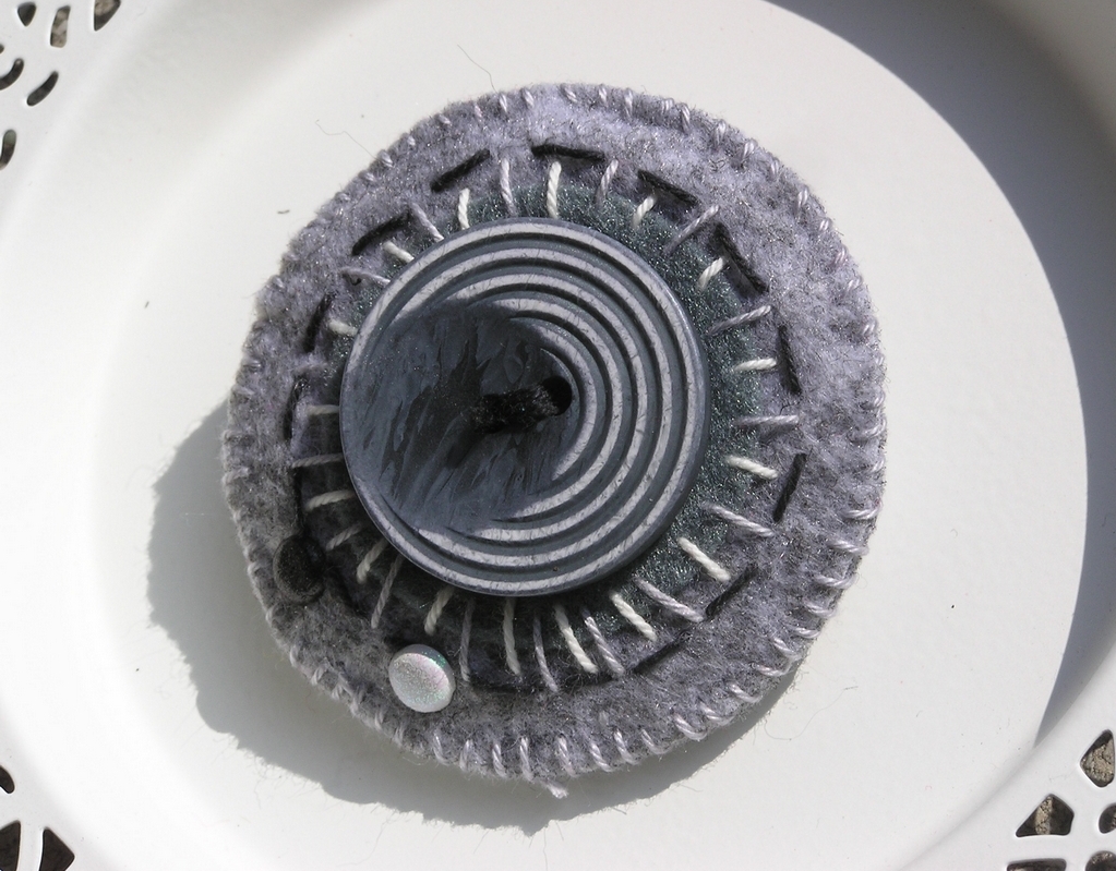 Brož "Šedá eminence"