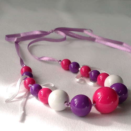 ,,Koulíme koule'' fialové korále