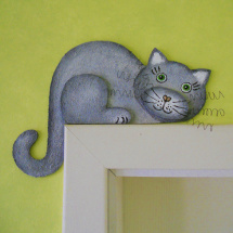 Kočka na dveře světle šedá