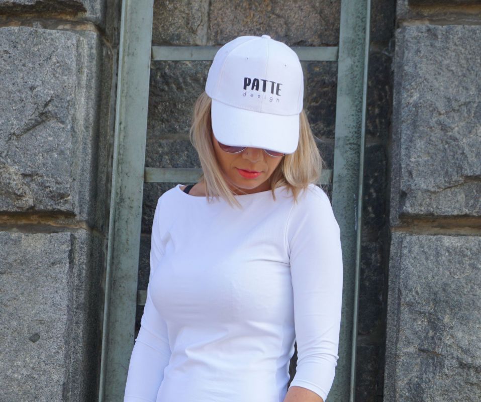 Bílá kšiltovka s potiskem loga