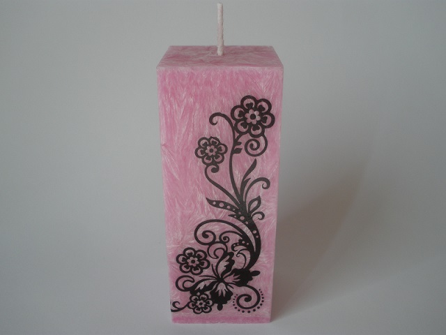 Svíčka, tvar kvádr, růžová, zdobená