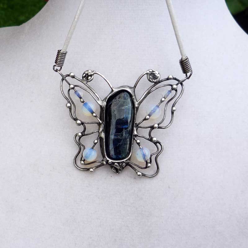 Motýlek - kyanit s opalitem