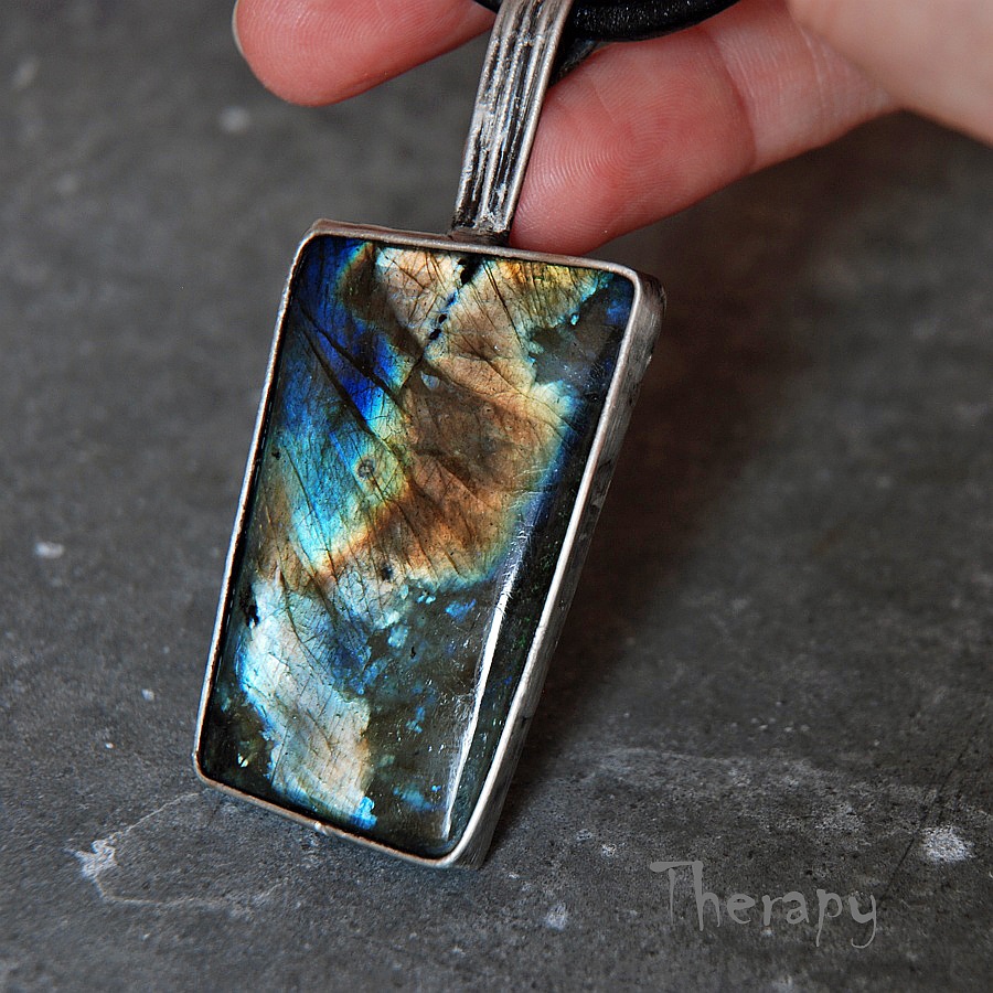 Čtyři strany, stovky barev