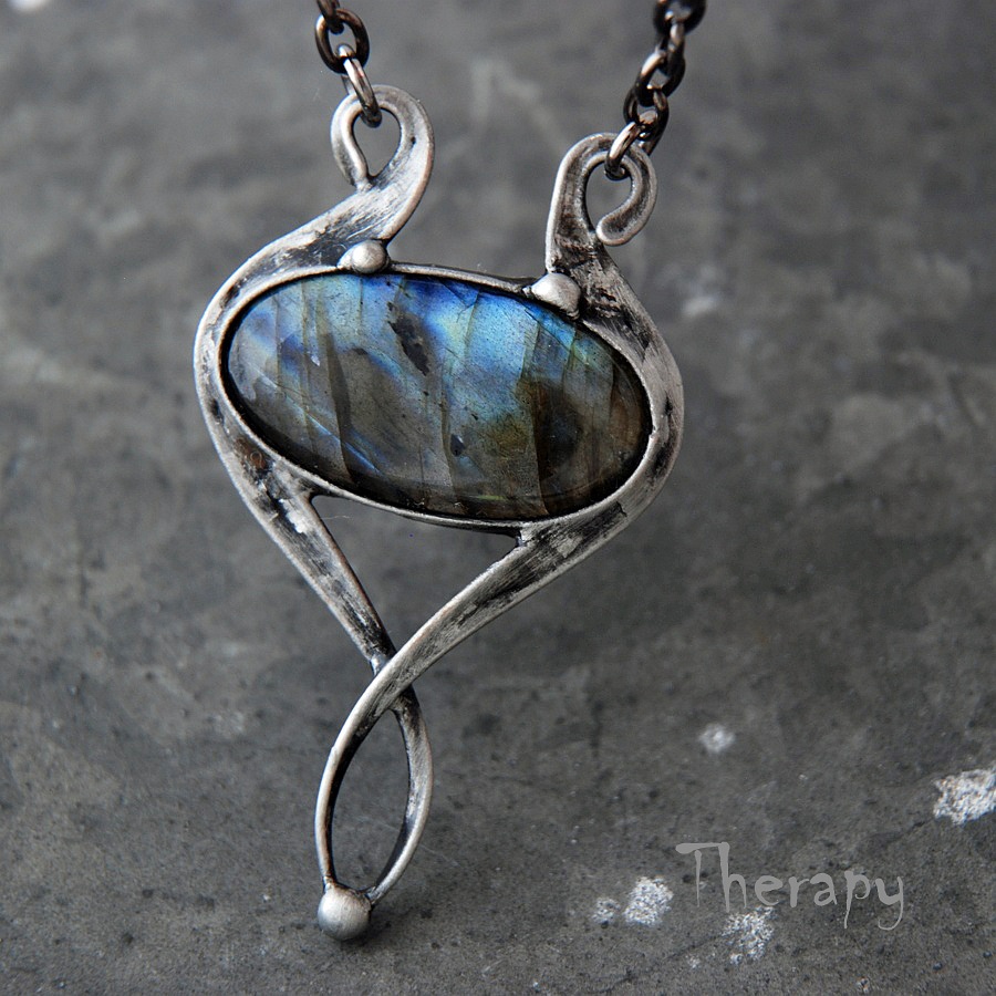 Vystrkuje růžky...