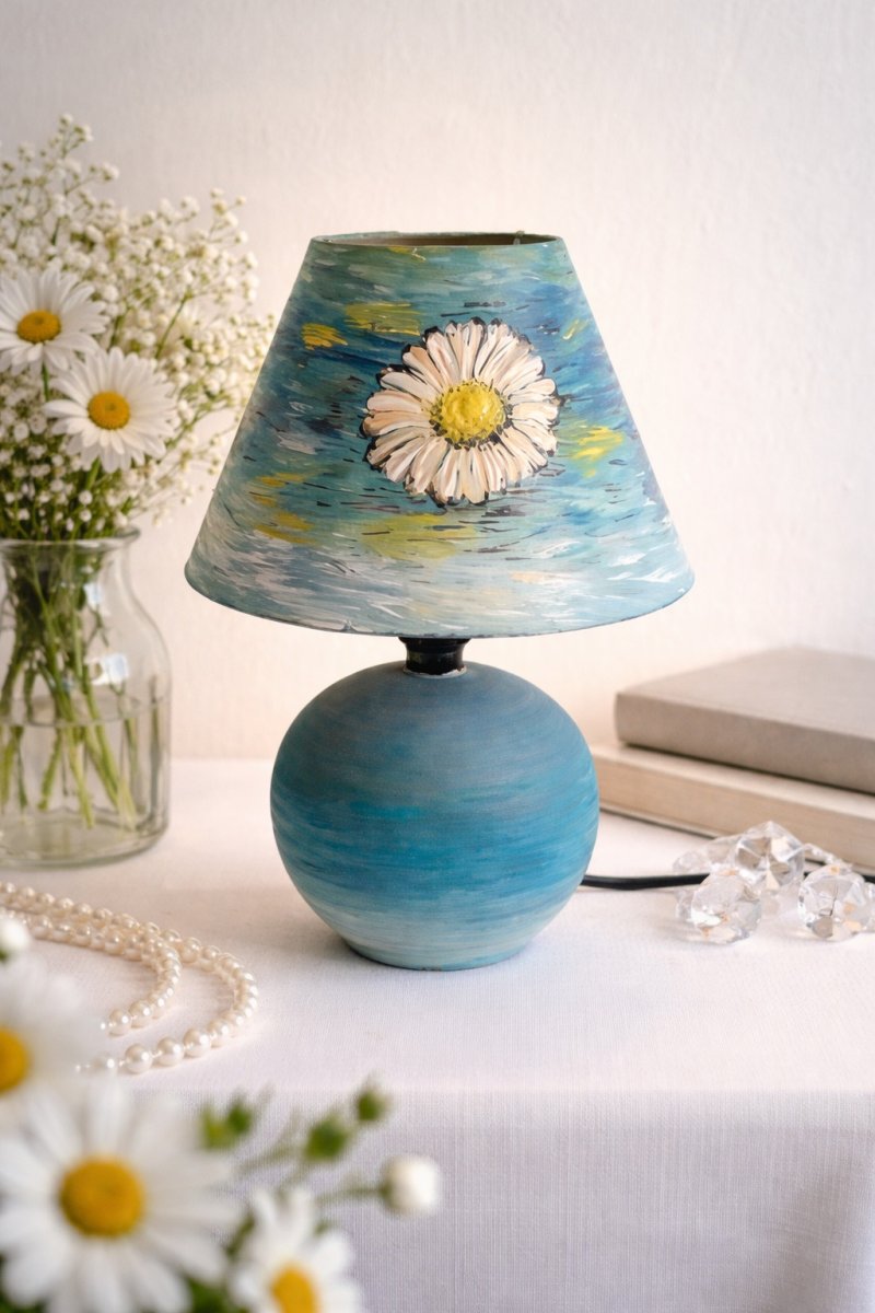 Ručně malovaná designová lampička s květinovým motivem – originální dekorace do interiéru