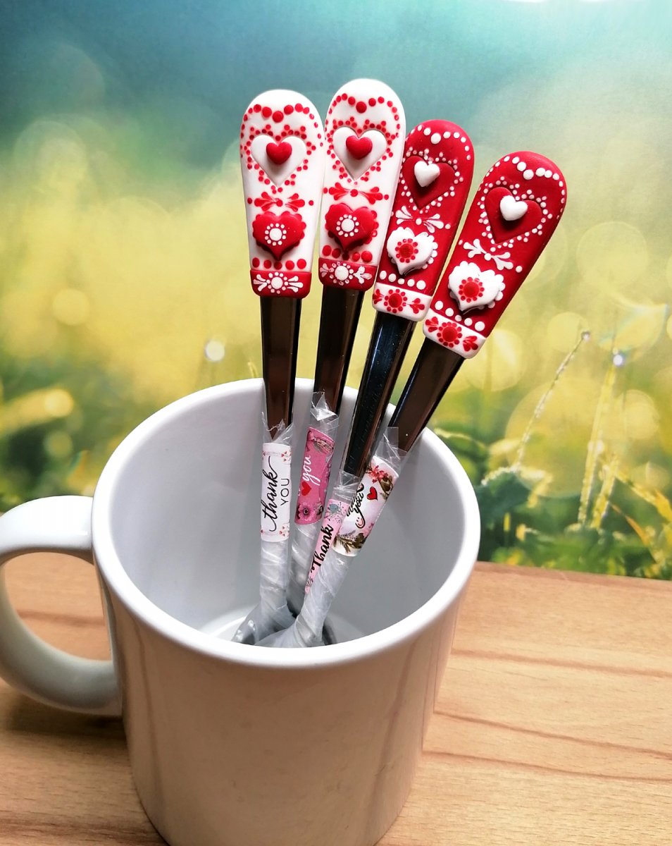 Latté - Folklorní červenobílá srdíčka