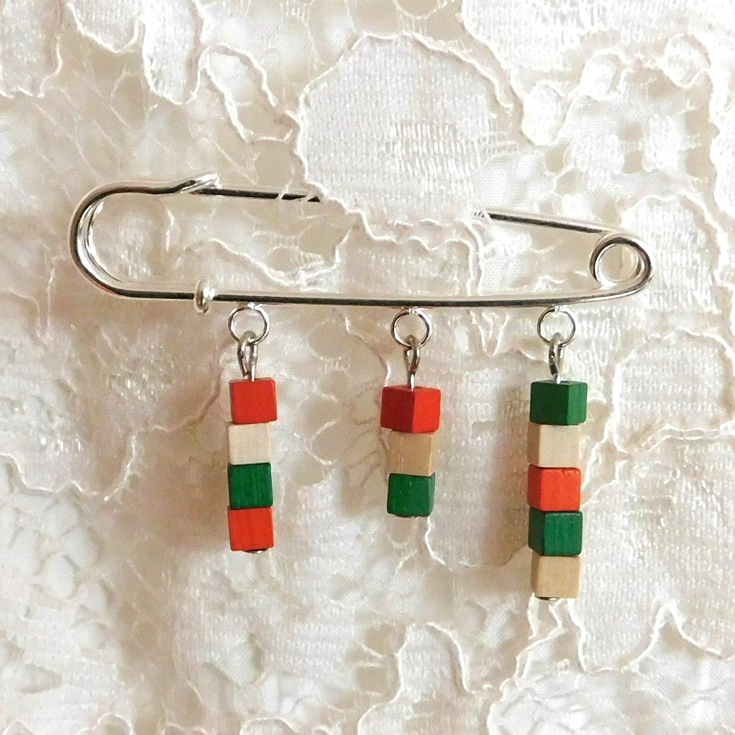 Ozdobný spínací špendlík, dřevěné kostičky