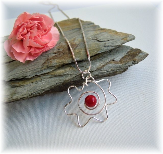 Přívěsek s leštěným korálem