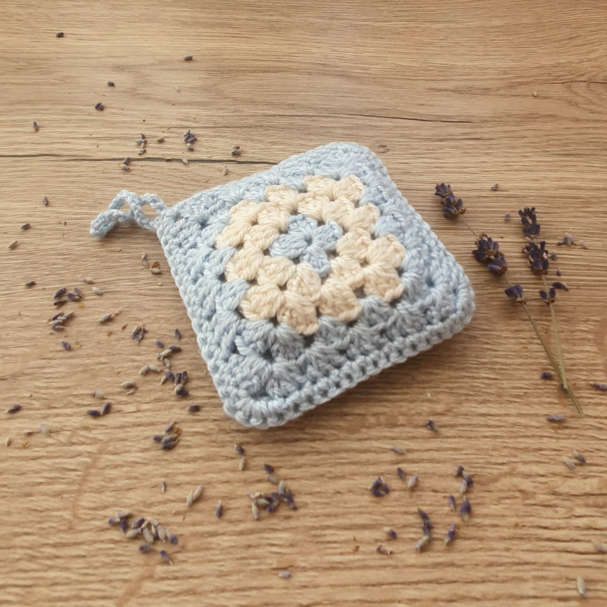 LEVANDULOVÝ POLŠTÁŘEK  HÁČKOVANÝ