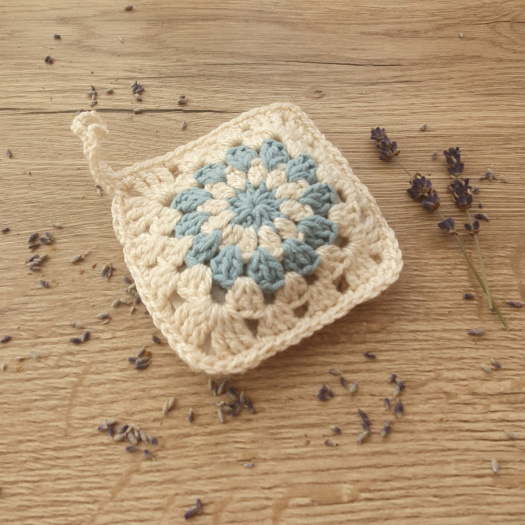 LEVANDULOVÝ POLŠTÁŘEK  HÁČKOVANÝ