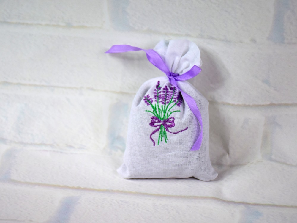 Vyšívaný pytlíček plněný levandulí
