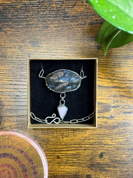 LIBERIT s růženínem náhrdelník