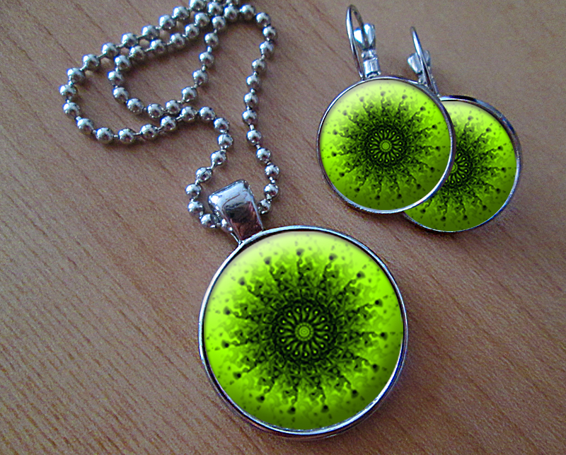 Sada náušniček a přívěsku 