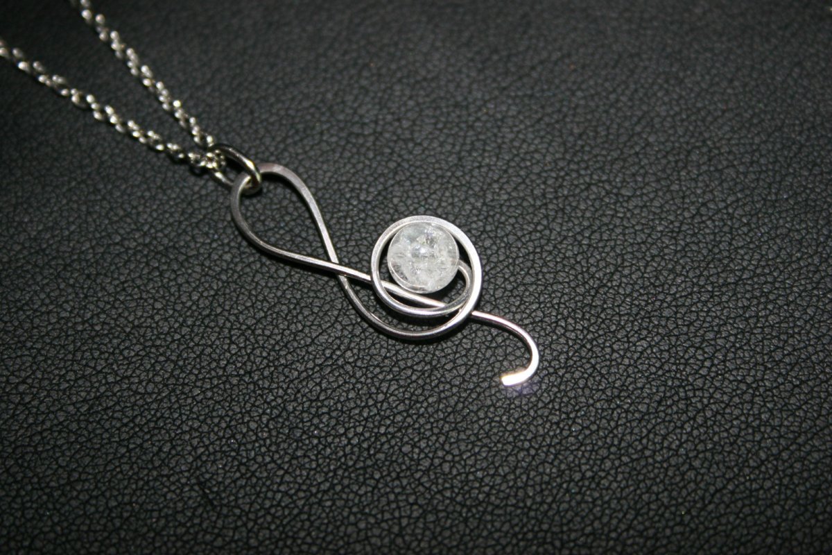 KŘIŠŤÁLOVÝ HOUSLOVÝ KLÍČ - chirurgická ocelHouslový klíč s křišťálem