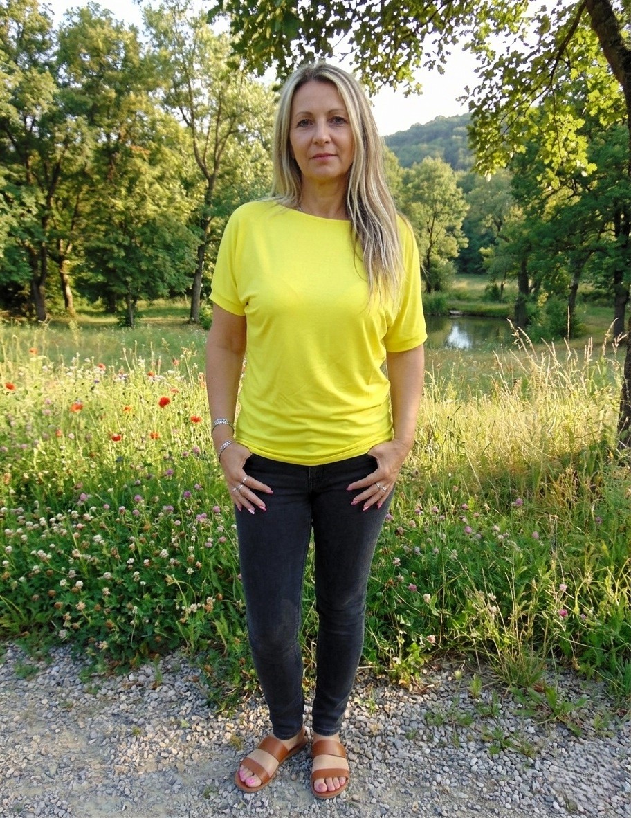 Tričko s širokým lodičkovým výstřihem - žlutá barva (viskóza) 