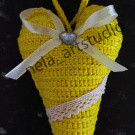 Háčkované dekorační srdce na zavěšení žluté