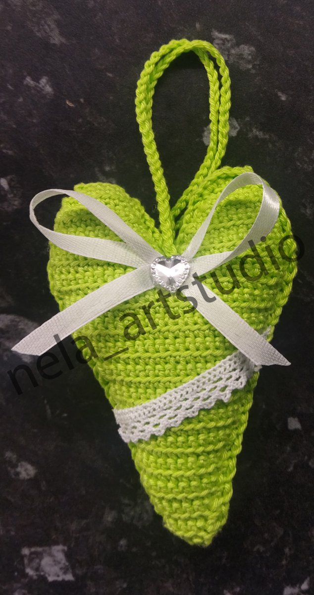 Háčkované dekorační srdce na zavěšení žlutozelené