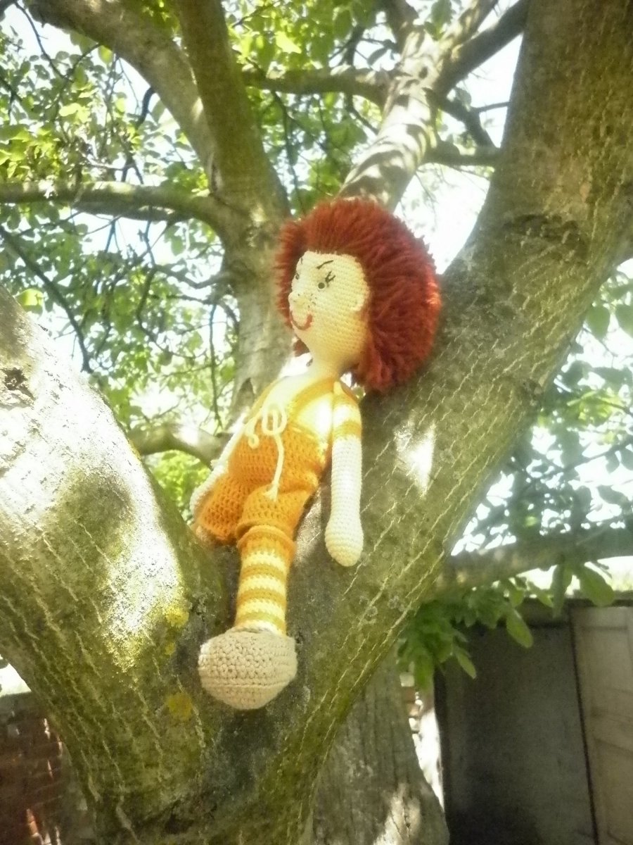 Háčkovaný panáček Bertík - hračky na zakázku 