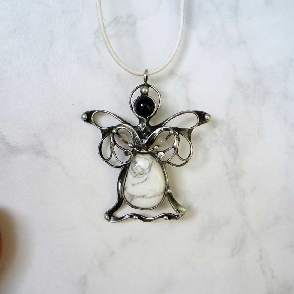 Andílek - magnezit,onyx,růženín