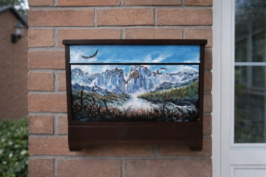 Ručně malovaná poštovní schránka s horským motivem-umělecký design