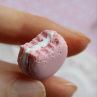 Makronka nakousnutá, fimo náhrdelník vtipný