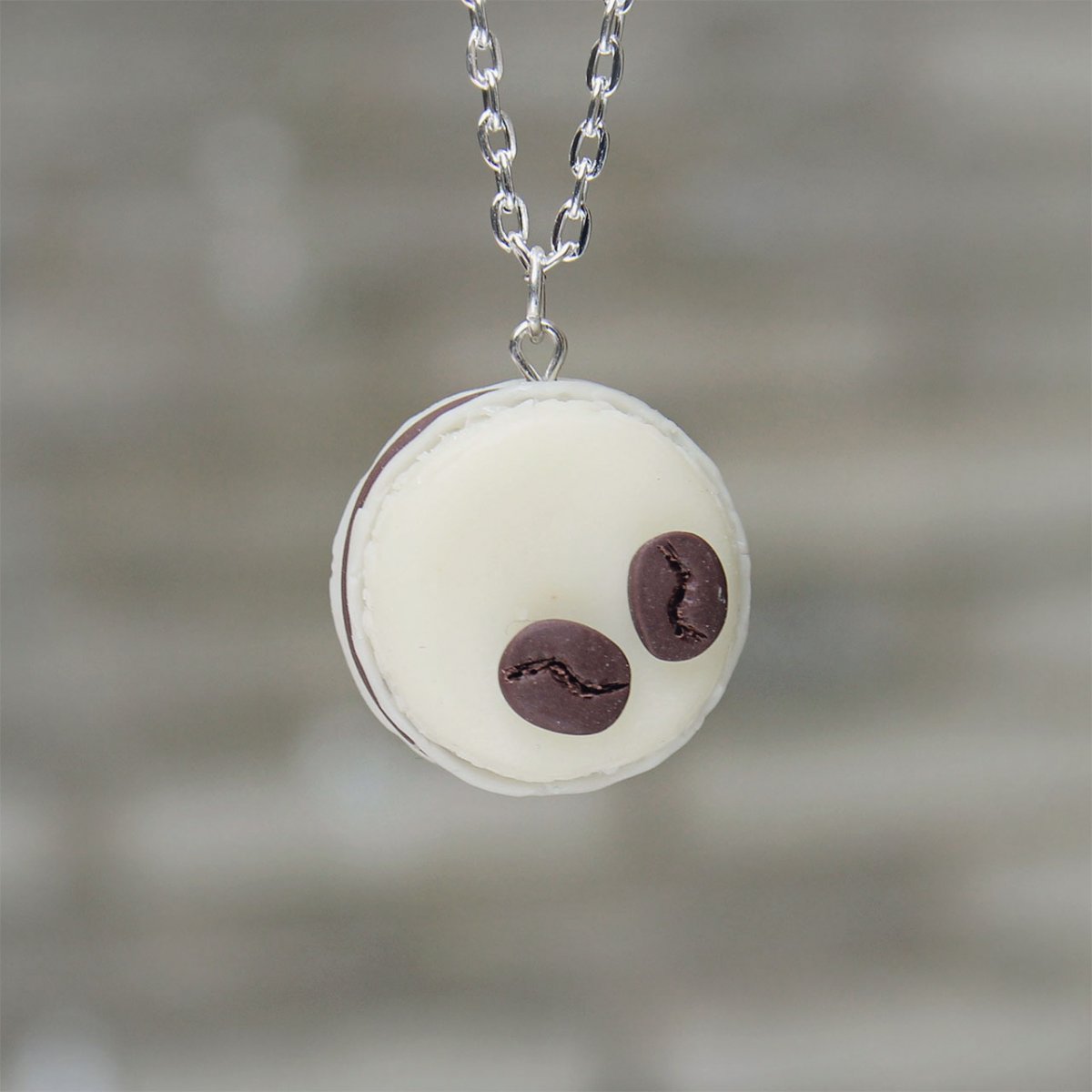 Makronka s kávovými zrnky