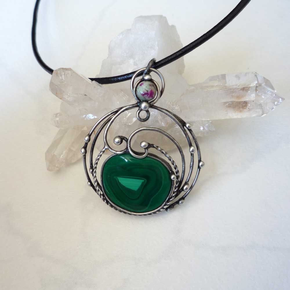 V kruhu - malachit,rubín v zoisitu