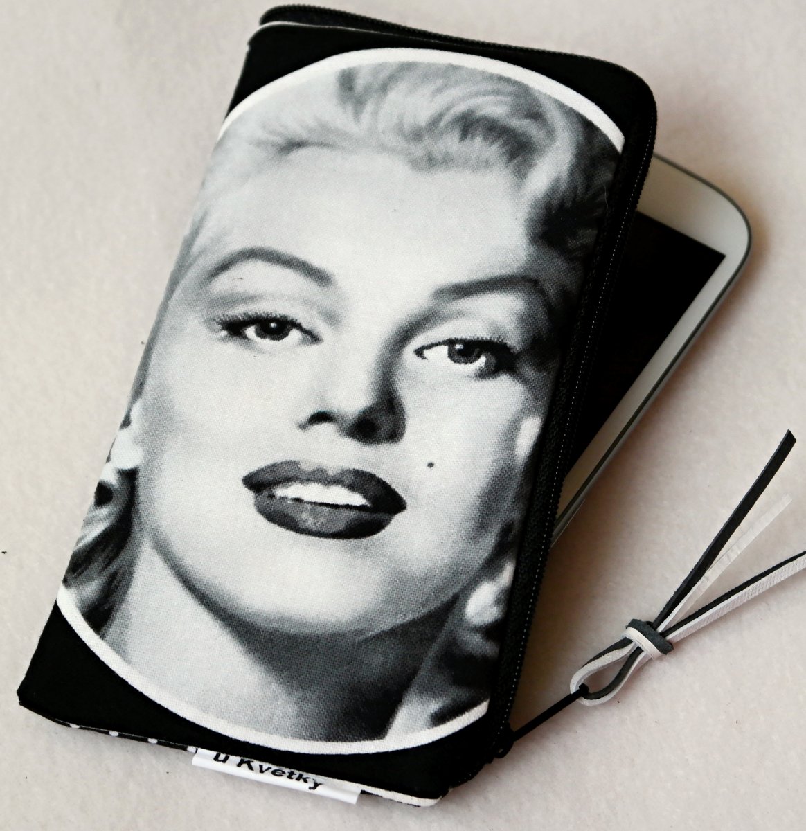 MARILYN IV- obal na mobil