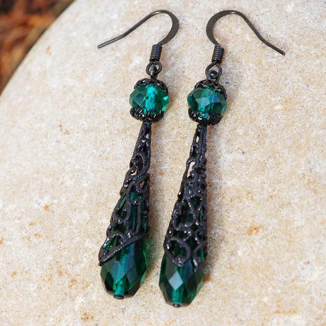 Smaragdové kornouty v černém