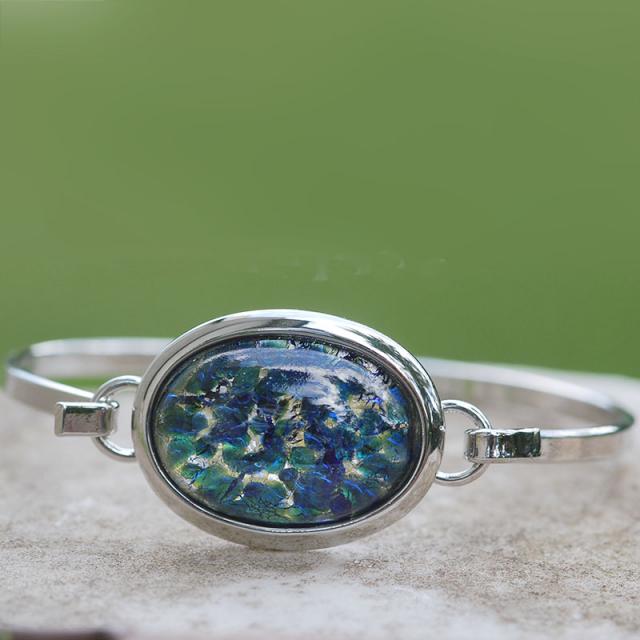 Modrozelený kropenatý náramek v platině