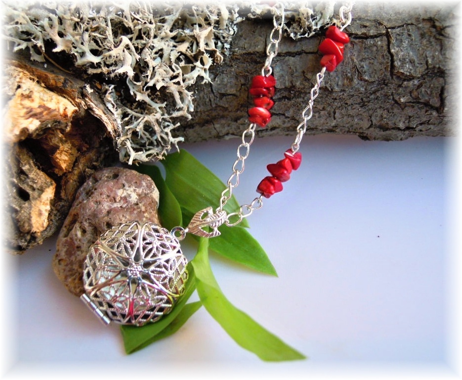 Medailonek s korálem