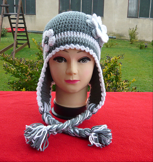 Háčkovaná ušanka šedo-bílá.....