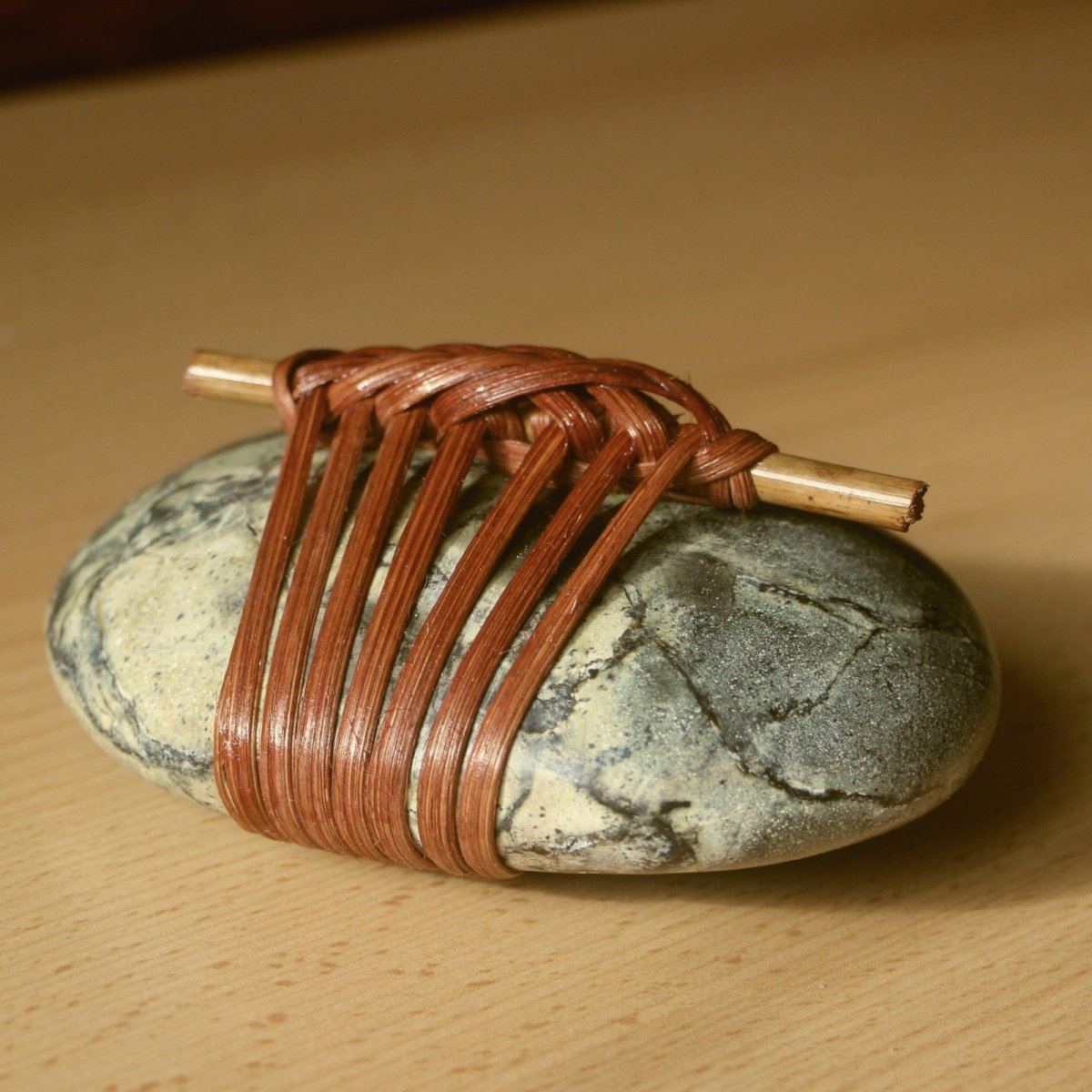 Dekorativní kámen, těžítko - muži, hadí kámen