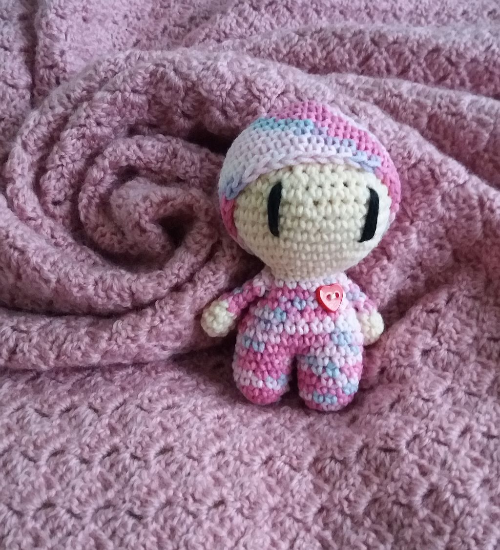Háčkovaný 'človíček' Fialka